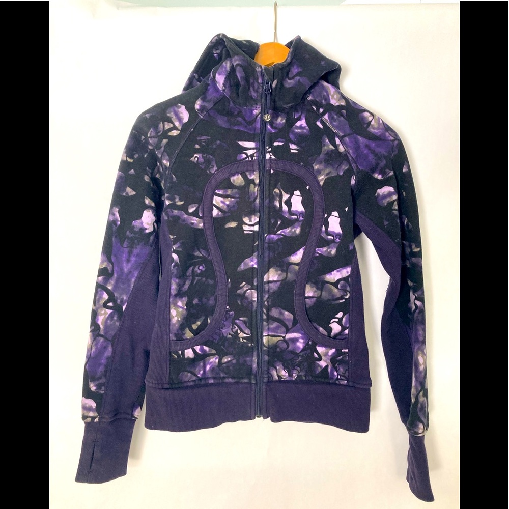 LULULEMON  sweatshirt with hood.